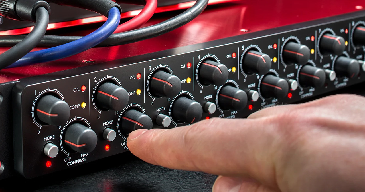Con i suoi ingressi microfonici, di linea e instrument dall'elevato headroom e con gli 8 compressori analogici VCA integrati (uno per canale) il Focusrite Scarlett OctoPre Dynamic è perfetto per registrare in modo professionale batteria, chitarre, tastiere, synth analogici vintage, voci e molto altro. Con i suoi ingressi microfonici, di linea e instrument dall'elevato headroom e con gli 8 compressori analogici VCA integrati (uno per canale) il Focusrite Scarlett OctoPre Dynamic è perfetto per registrare in modo professionale batteria, chitarre, tastiere, synth analogici vintage, voci e molto altro.