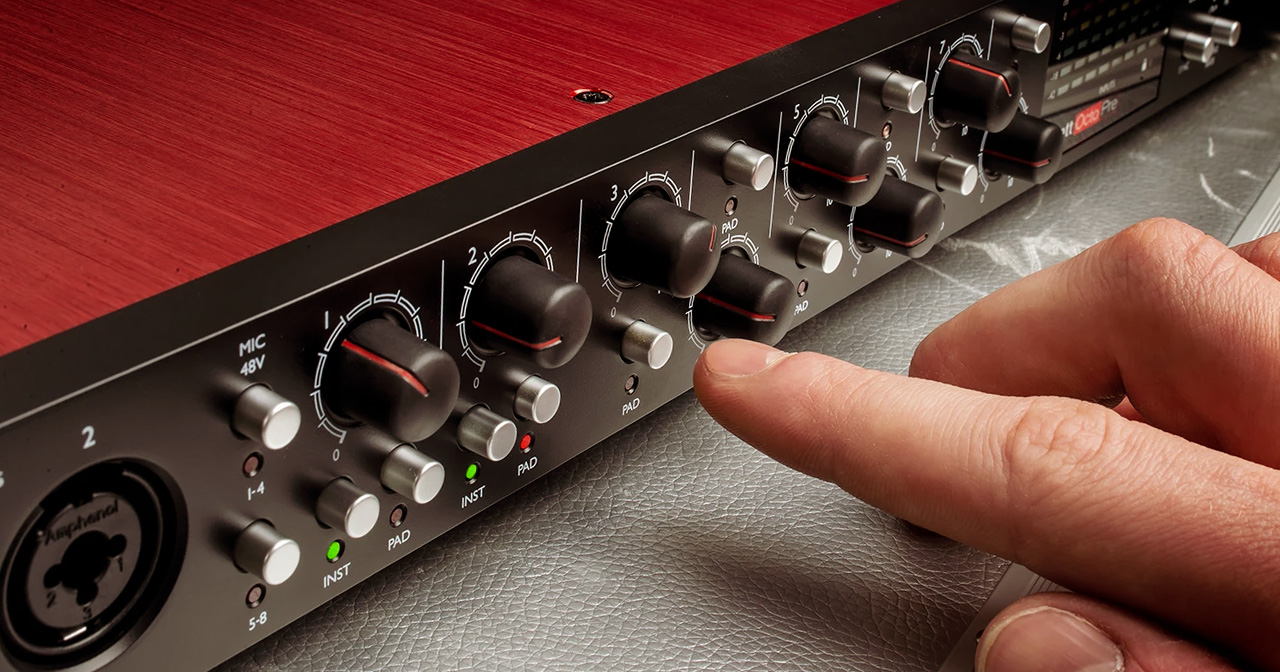 Focusrite Scarlett OctoPre: preamplificatore e convertitore da analogico a digitale ADAT a 8 canali per espandere gli ingressi del tuo studio di registrazione Focusrite Scarlett OctoPre: preamplificatore e convertitore da analogico a digitale ADAT a 8 canali per espandere gli ingressi del tuo studio di registrazione
