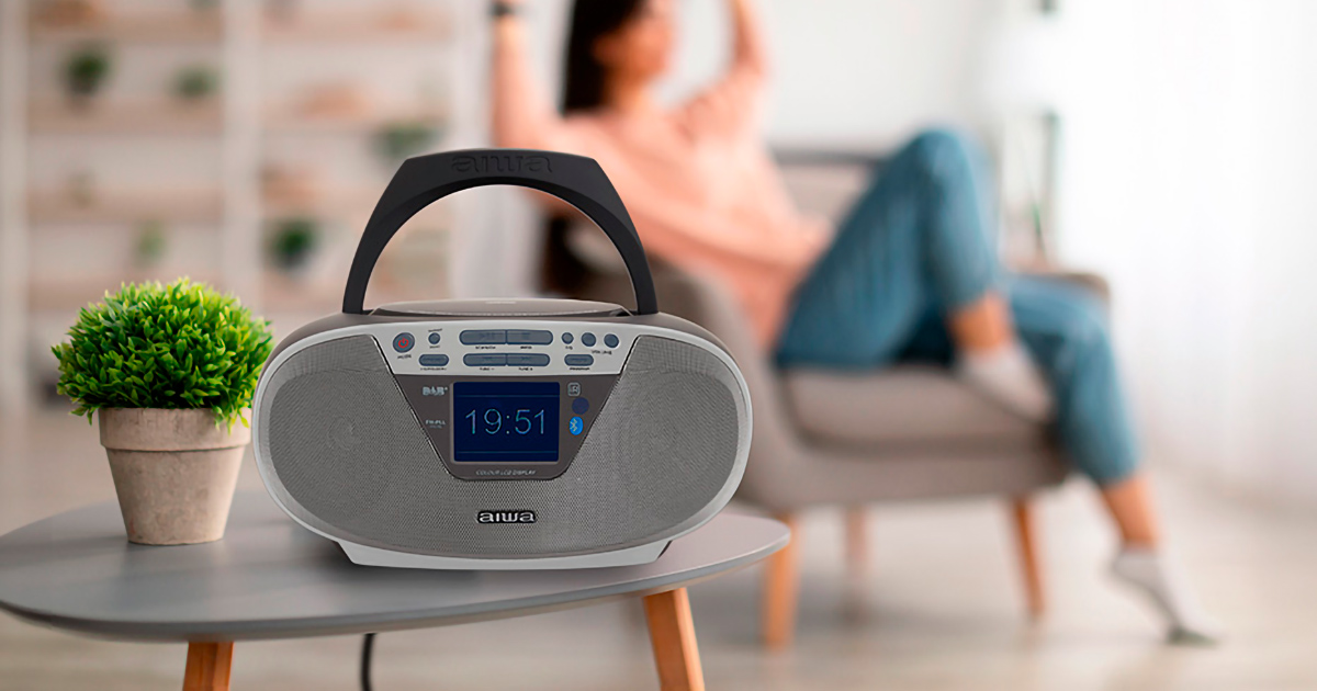 Il luminoso diplay visualizza le funzioni di orologio, sveglia, le stazioni radio sintonizzate e tutte le altre funzioni del Lettore multifunzione 