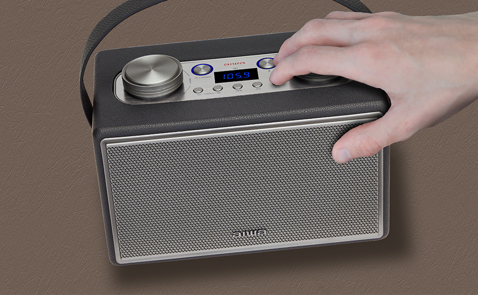 AIWA BSTU-800BK è il versatile altoparlante Vintage Look che permette di avere sempre ed ovunque un ascolto d'elevata qualità