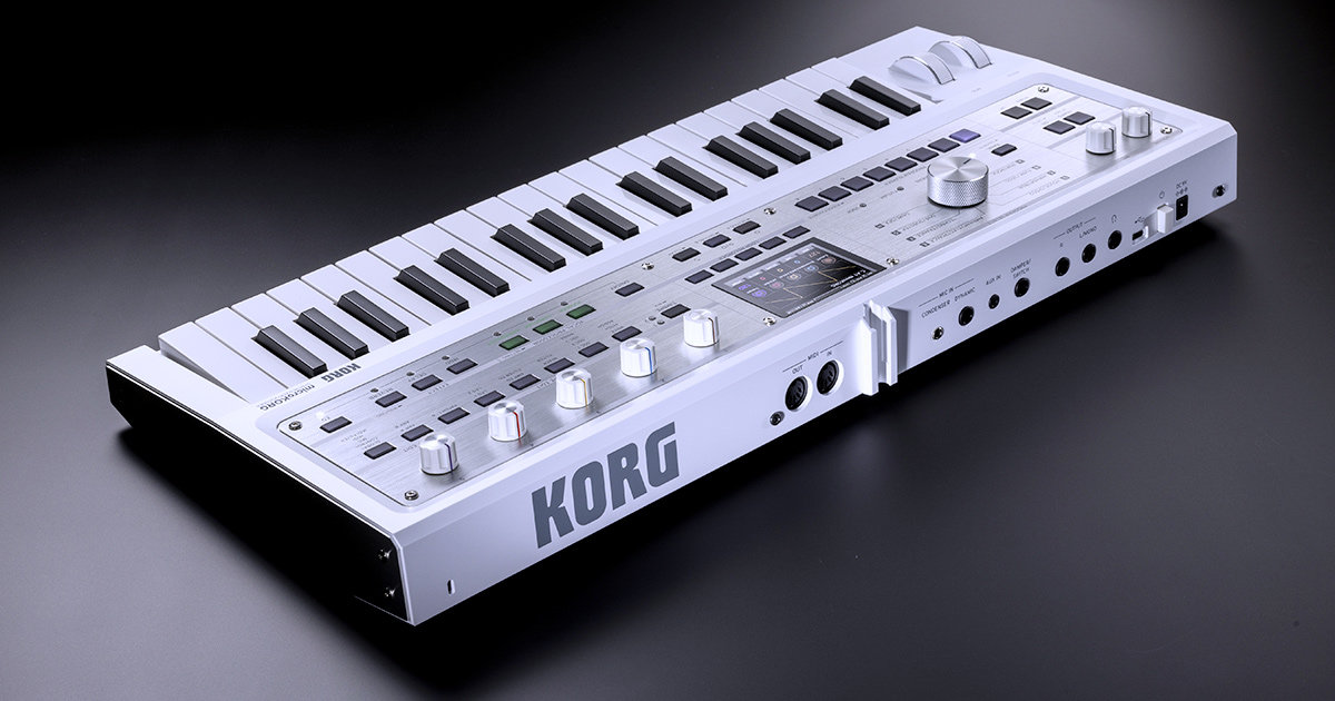 microKORG 2 WH è leggero e facile da trasportare, è largo 54,2 cm e pesa solo 2,1 kg (senza batterie e microfono). Lo strumento può essere alimentato tramite l'adattatore CA incluso, in alternativa tramite sei batterie AA, con la possibilità quindi di suonarlo realmente ovunque. microKORG 2 WH è leggero e facile da trasportare, è largo 54,2 cm e pesa solo 2,1 kg (senza batterie e microfono). Lo strumento può essere alimentato tramite l'adattatore CA incluso, in alternativa tramite sei batterie AA, con la possibilità quindi di suonarlo realmente ovunque.