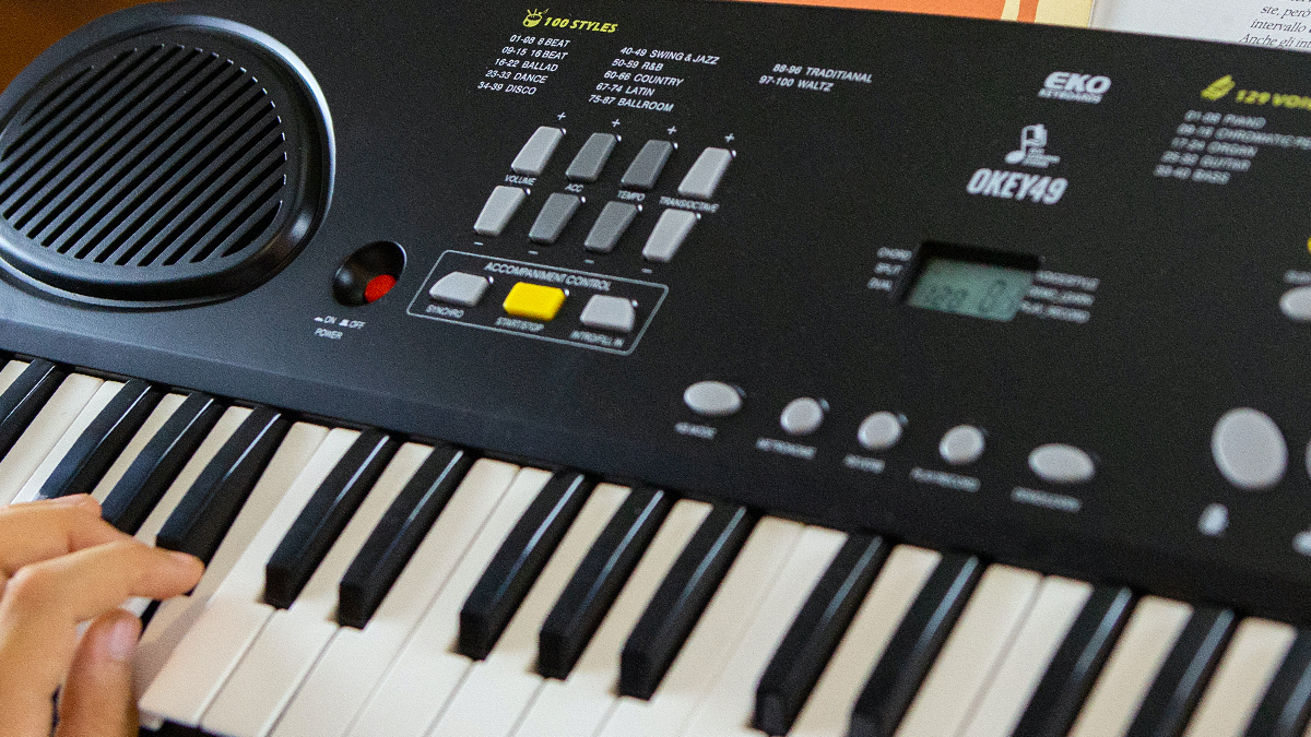 La tastiera OKEY 49 della EKO Keyboard per imparare a suonare. Si collega anche al computer via USB per suonare virtual instrument e i tuoi software musicali preferiti