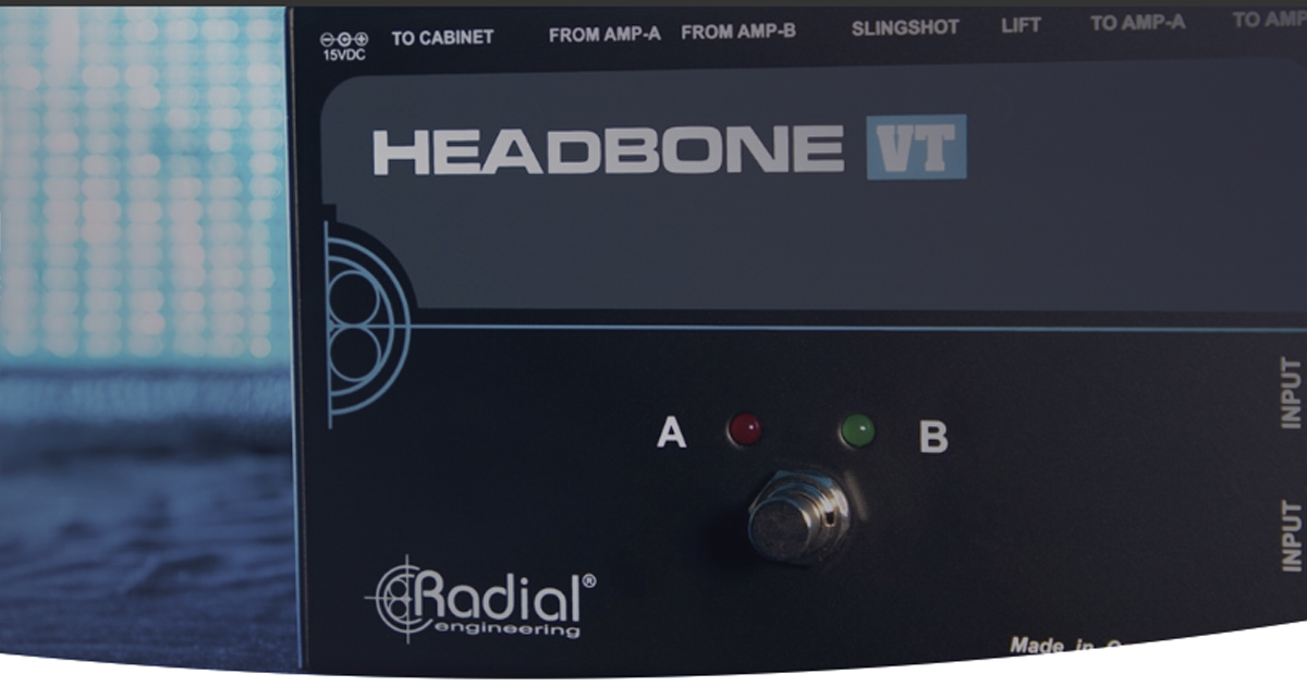 Headbone VT di RADIAL ENGINEERING è un dispositivo di commutazione a pedale che consente il passaggio tra più amplificatori valvolari utilizzando un unico cabinet. Questo consente di sperimentare diverse opzioni timbriche dal vivo o in studio senza dover trasportare più set di altoparlanti.