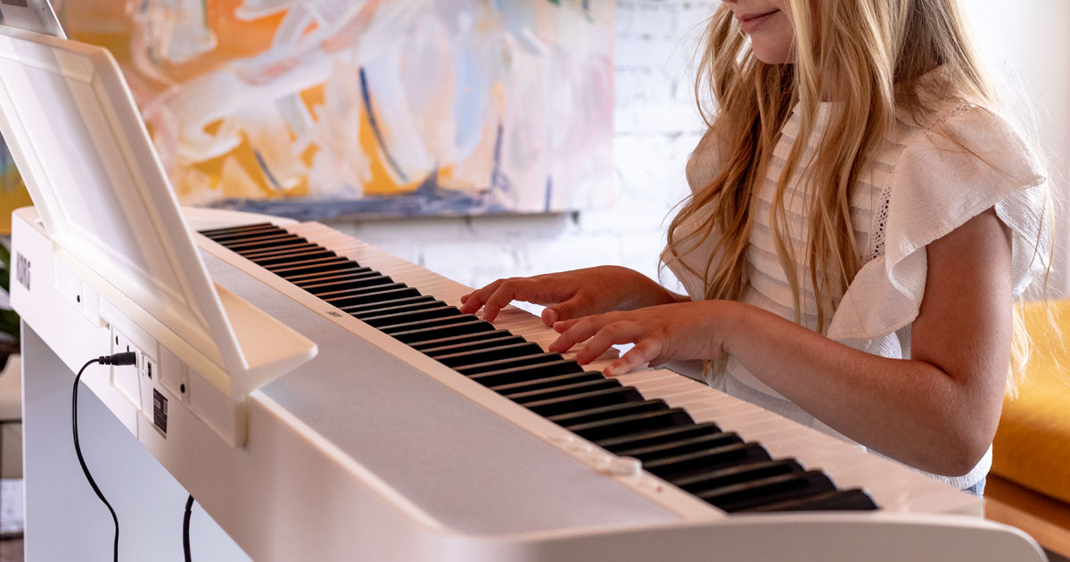 B2SP-WH è lo strumento perfetto per la pratica e l’esecuzione pianistica, ed è possibile scegliere il modello che più adatto alle proprie esigenze di studio o musicali