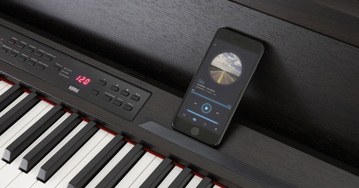 KORG C1 Air comunica via Bluetooth con dispositivi come smartphone o tablet, è così possibile ascoltare i brani riprodotti da questi device nell'amplificazione del piano