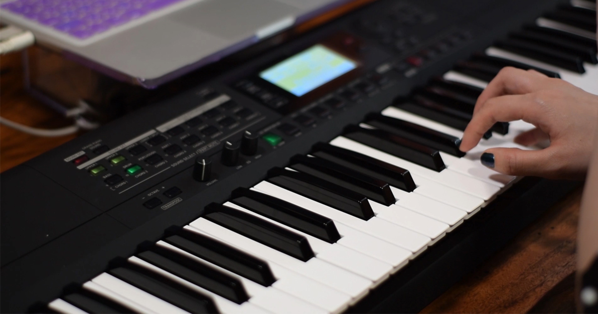 KORG i3 MB aiuta a fissare e organizzare le idee musicali, arricchendo ogni esecuzione con il supporto interattivo di basso, batteria, percussioni e tutti gli strumenti più adatti allo stile musicale selezionato
