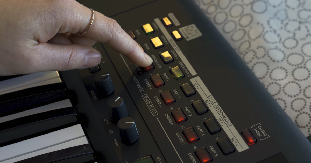 Su KORG i3 MB Music Workstation troverai varie funzioni per suonare, comporre, registrare, salvare e richiamare i propri brani musicali. Tutte le impostazioni utilizzate: Performance Set, Sound Set, Tempo,  effetti, ecc., possono essere salvate e richiamate in una locazione Set List, ci sono 50 locazioni (5x10 Banchi). Il Sequencer può registrare in MIDI su 16 tracce, con l'esportazione come SMF, è inoltre in grado di eseguire file audio in formato: .WAV (44.1 kHz) o MP3. Inoltre il modo Performance Recording, registra ed esporta in formato Audio ( .WAV 44.1 kHz), in tempo reale un'intera performance sulla tastiera.
