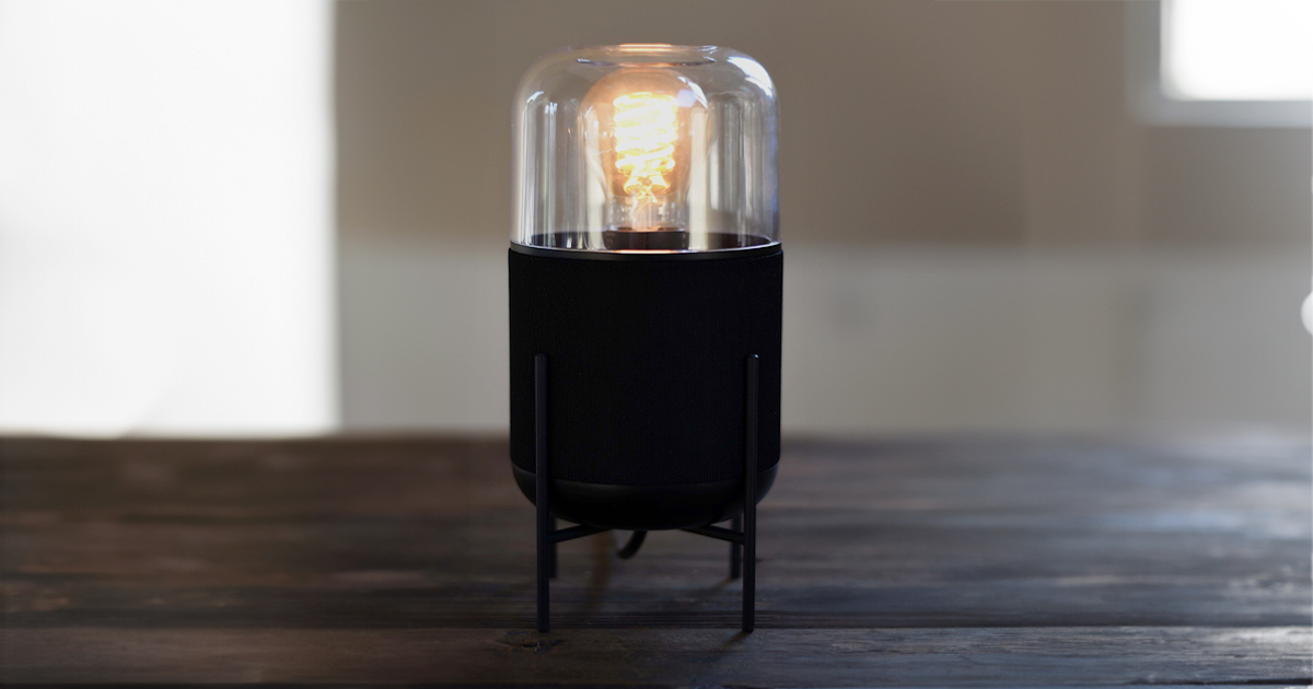 Life Black in un esempio d'uso come lampada da tavolo usando il supporto opzionale Steel Frame