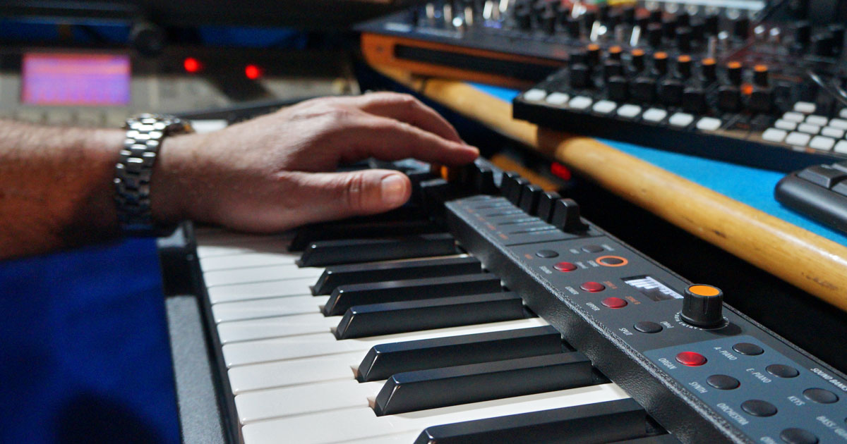 Numa Compact 2x possiede 9 Slider che possono funzionare come Drawbars per la sezione Organo, Controlli timbrici per il Synth e Controlli MIDI 