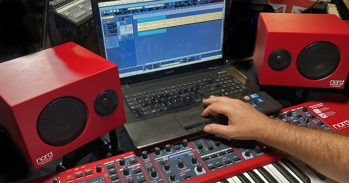 NORD Piano Monitor V2, è un sistema d'ascolto d'alta qualità, 2 vie con Woofer da 4 1/2" e tweeter da 3/4", amplificatore interno Stereo 2 x 80 Watt, 