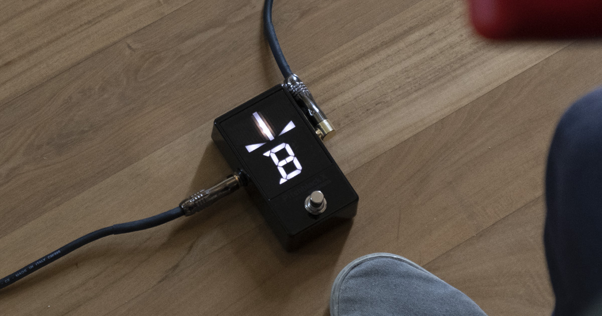 Pitchblack X è alloggiato in un robusto cabinet in alluminio rifinito con un robusto rivestimento antigraffio. Funziona con batterie da 9 V, ed è perfetto per i musicisti che non utilizzano una pedaliera effetti, all’occorrenza può essere alimentato anche tramite un adattatore AC (opzionale).