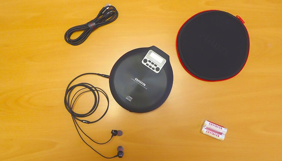 Accessori inclusi: auricolari stereo Deep Bass Acoustic in metallo, custodia con cerniera, cavo di alimentazione/ricarica Micro-USB in nylon intrecciato, 2 batterie ricaricabili NiMh 1500mah
