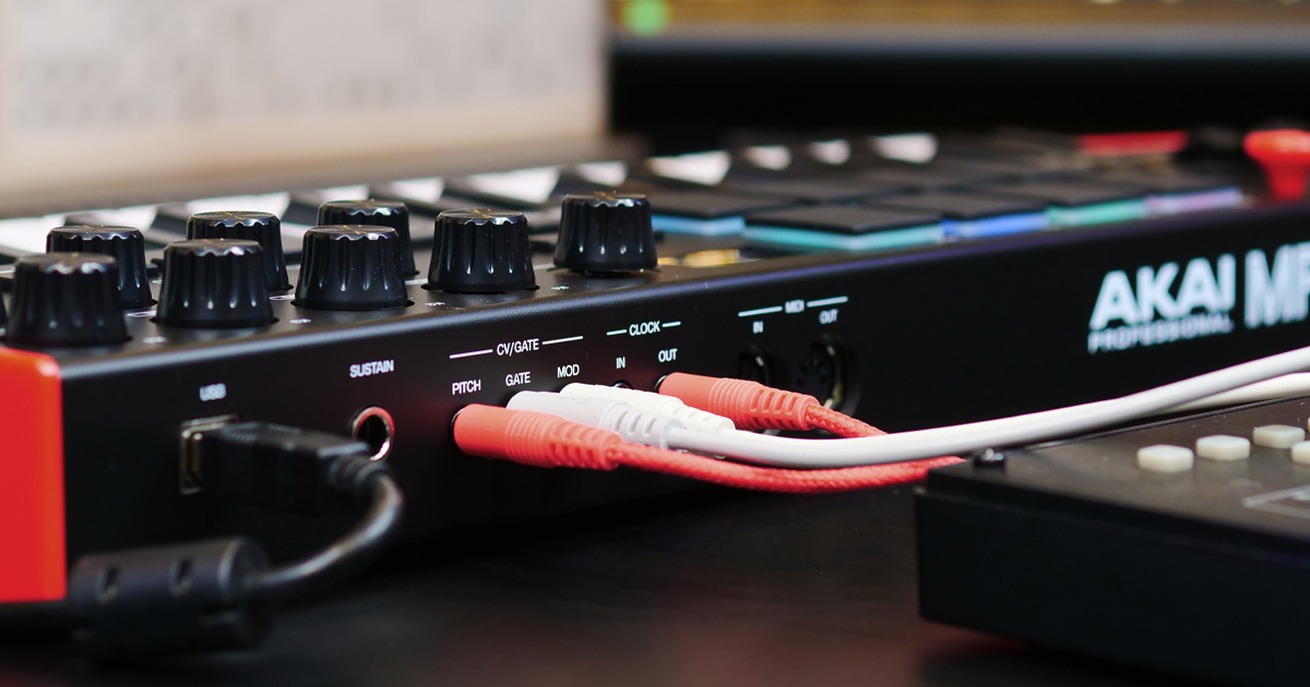 Le connessioni della AKAI MPK mini Plus: uscite CV, Gate e Modulation, clock In e Out analogici, MIDI In e Out DIN, ingresso per pedale sustain e porta USB tipo B per connessione a computer PC e Mac e per l’alimentazione