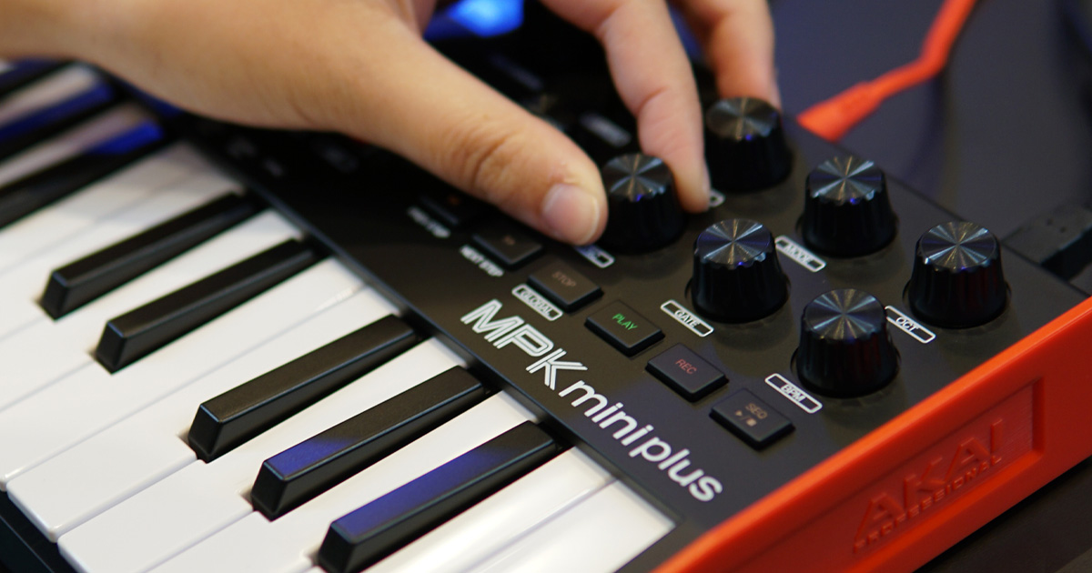 Akai Pro MPKmini Plus dispone di 8 potenziometri rotativi a 360 gradi assegnabili per controllare volumi, filtri e altri parametri dei tuoi software DAW o plugin