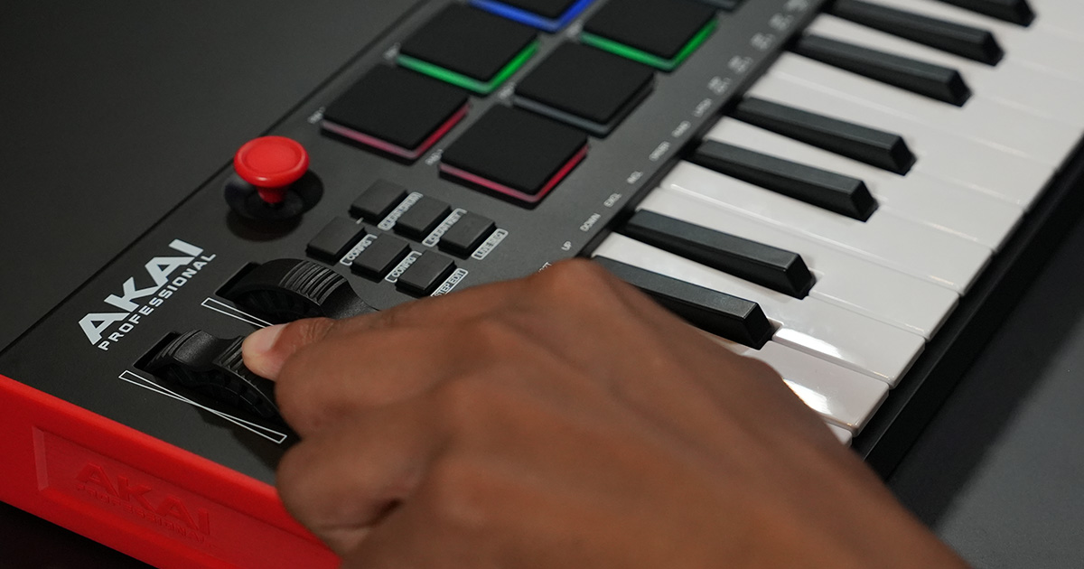 Le wheel per Pitch Bend e Modulation e il Joystick X Y della Akai Professional MPK mini Plus