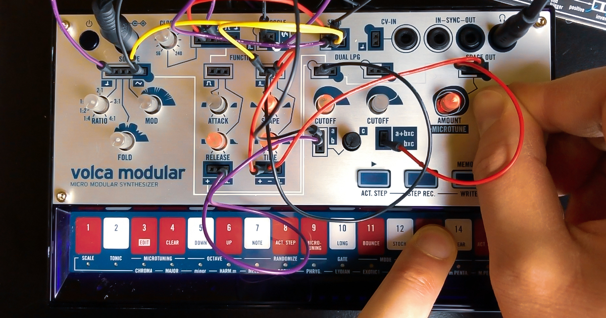 Sintetizzatore analogico semi-modulare della serie Volca by Korg con 2 oscillatori con forma d’onda triangolare, 2 generatori di inviluppo, 2 passa basso gate, simulatore di riverbero digitale, tastiera multi-touch e sequencer.