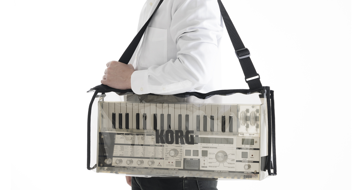 microKORG Crystal include una borsa per il trasporto dedicata realizzata in vinile trasparente