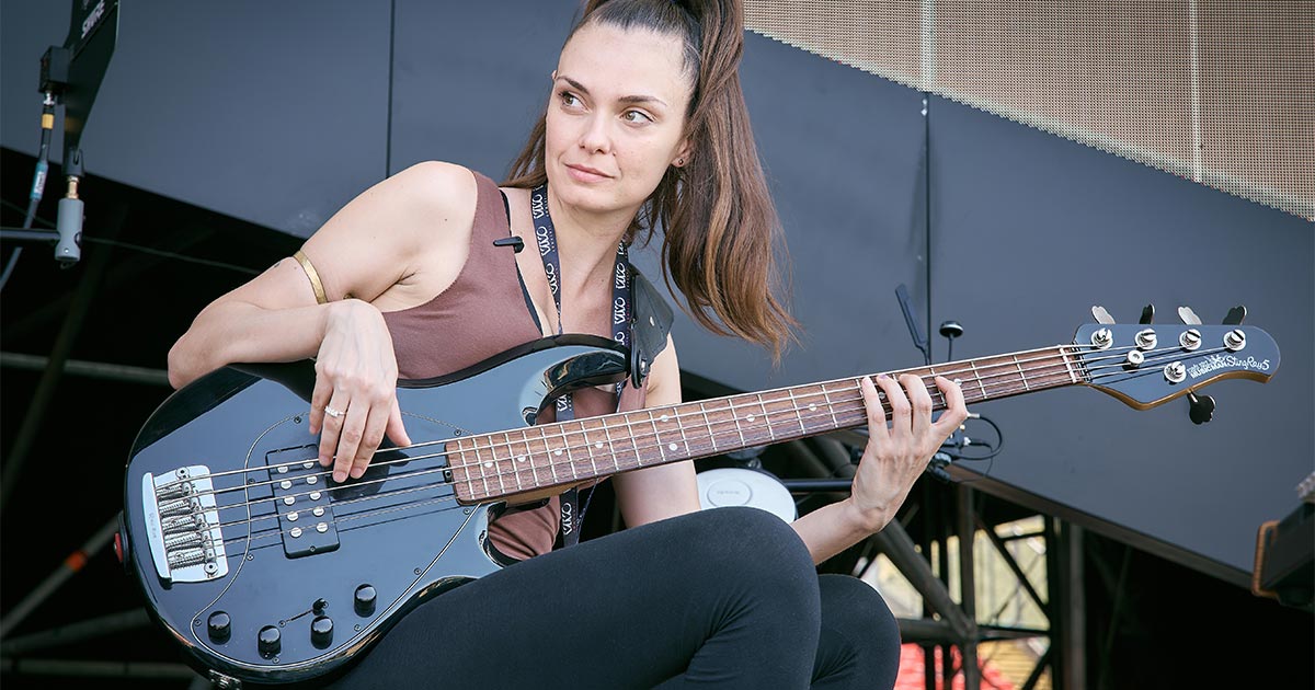 Silvia Ottanà suona il suo basso Music Man nero sul palco del tour di Ultimo