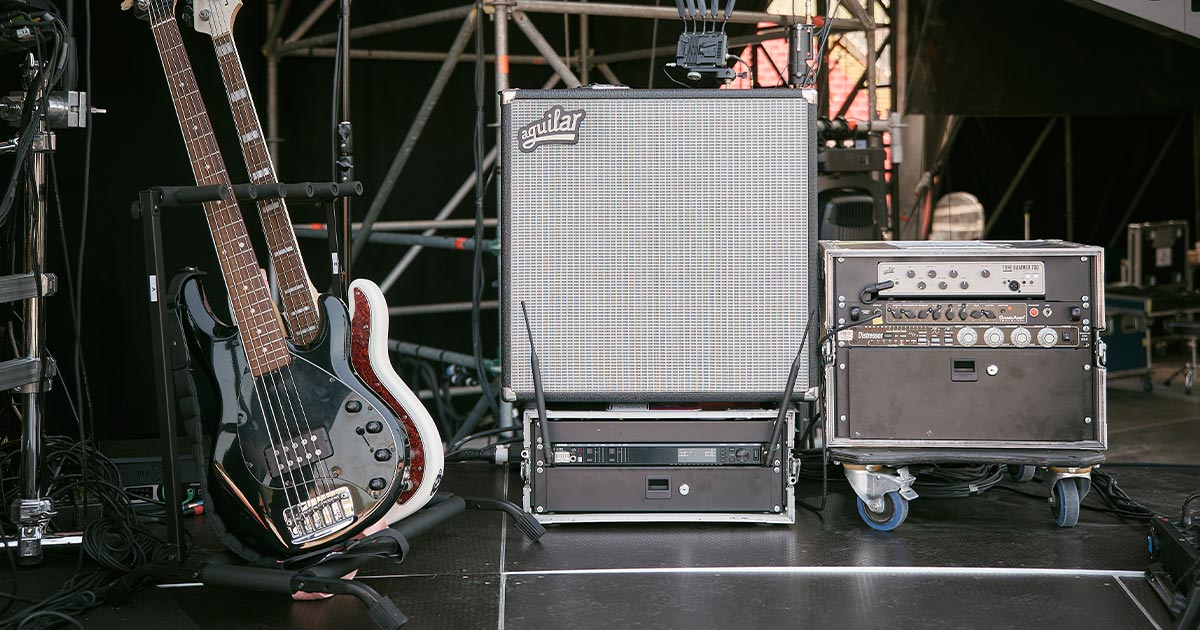 Basso Music Man con testata Aguilar Tone Hammer 700 e cassa DB 410 sul palco del tour di Ultimo allo Stadio del Conero di Ancona