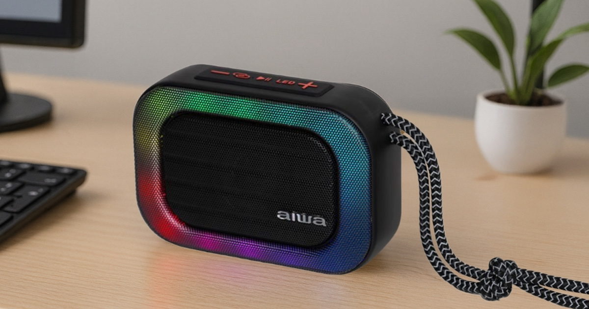 Aiwa BST-130 è un altoparlante compatto Bluetooth 5.3, con una potenza d'uscita di 5 W dotato di illuminazione RGB e microfono integrato. La sua leggerezza e trasportabilità lo rendono ideale per l'ascolto quotidiano, le chiamate in vivavoce e tutti i momenti di svago ovunque vi troviate.
