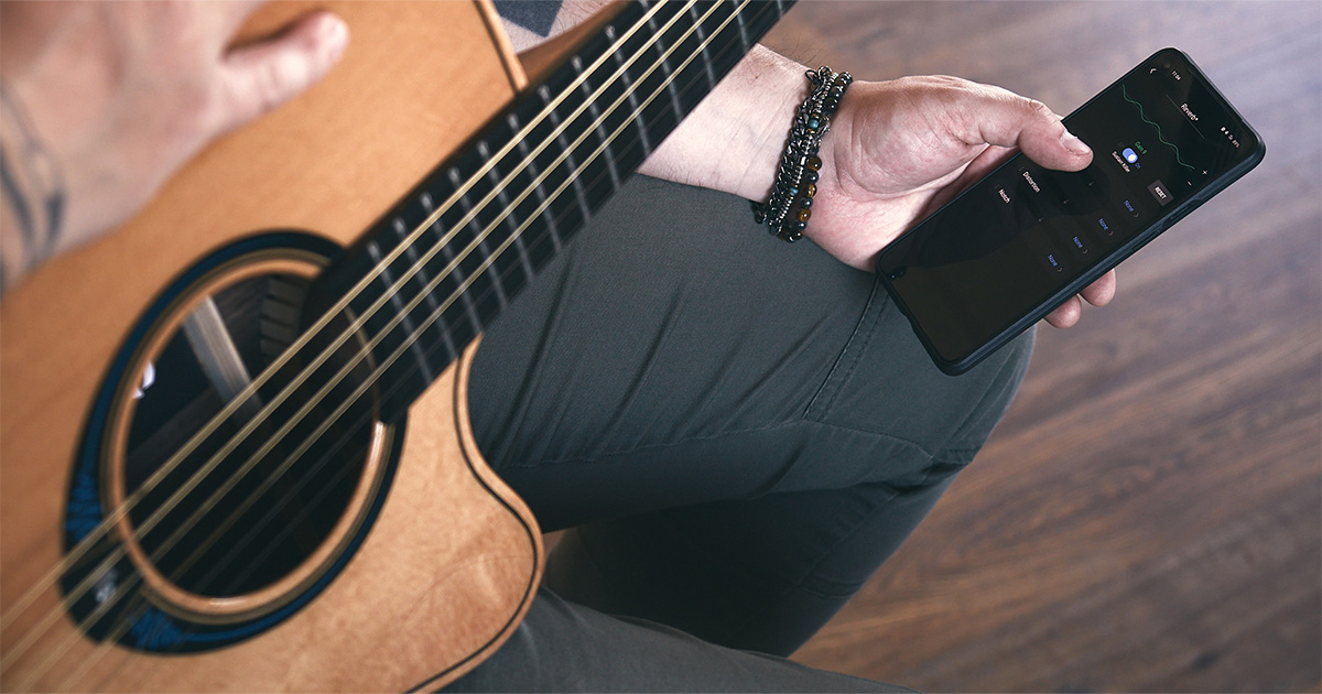 Le Smart Lag, grazie al Sistema HyVibe, ampliano le possibilità di una tradizionale chitarra acustica.