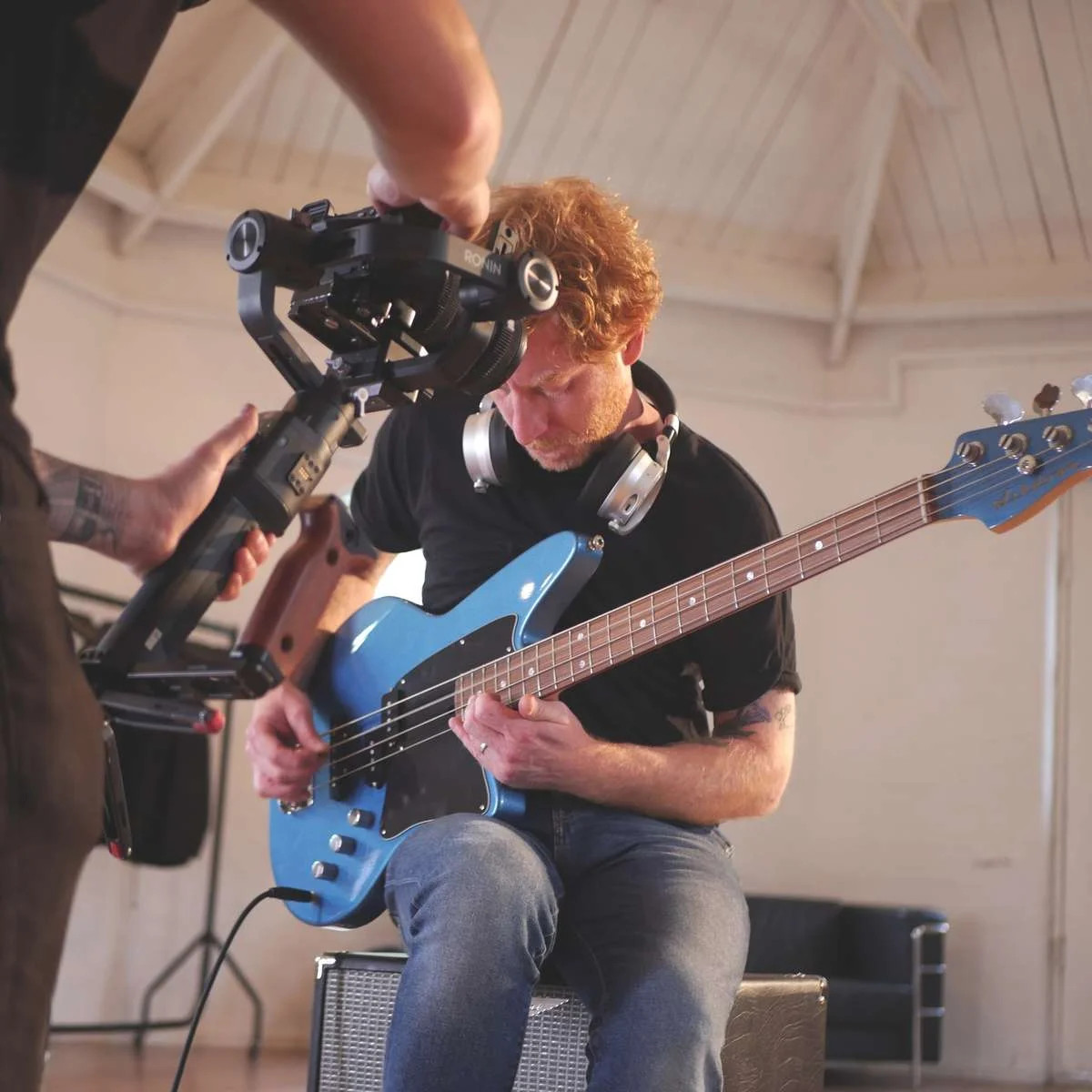 James Johnston mentre suona il basso per un video