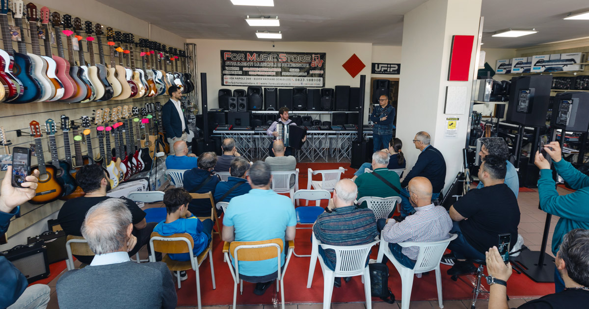 Fisa Suprema Demotour è una occasione speciale per Scopriremo insieme i dettagli tecnici, le funzioni, ascolteremo i suoni e approfondiremo i segreti di progettazione legati a questo strumento.