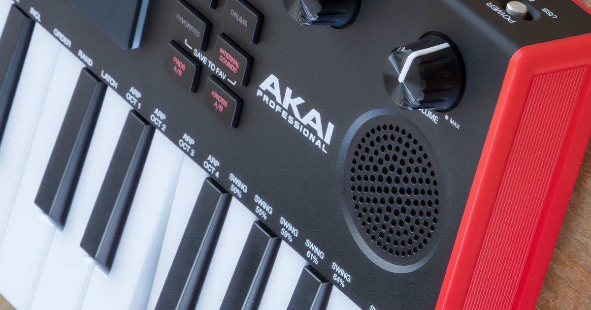 Il nuovo sistema di amplificazione integrato nella Akai MPK mini Play MK3 offre con un unico altoparlante più volume e una più estesa copertura delle basse frequenze rispetto al precedente modello