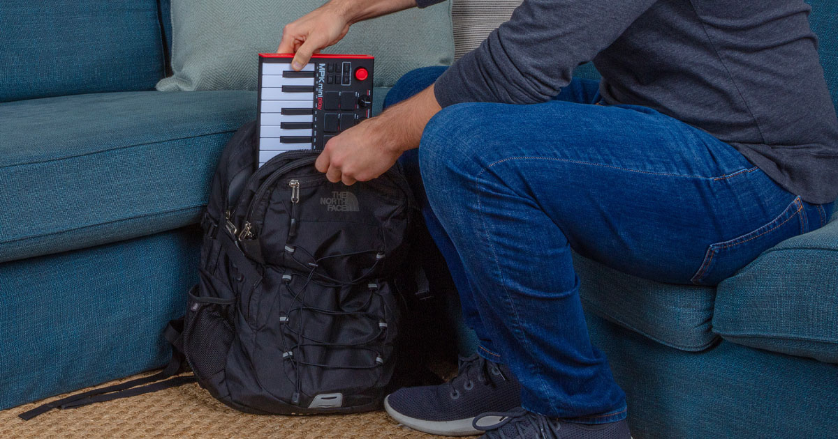 Akai MPK mini Play MK3 è compatta, leggera e ti permette di fare musica ovunque, sul divano, al parco, in viaggio. Ascolta i suoni dallo speaker integrato, oppure in cuffia se non vuoi disturbare chi ti circonda