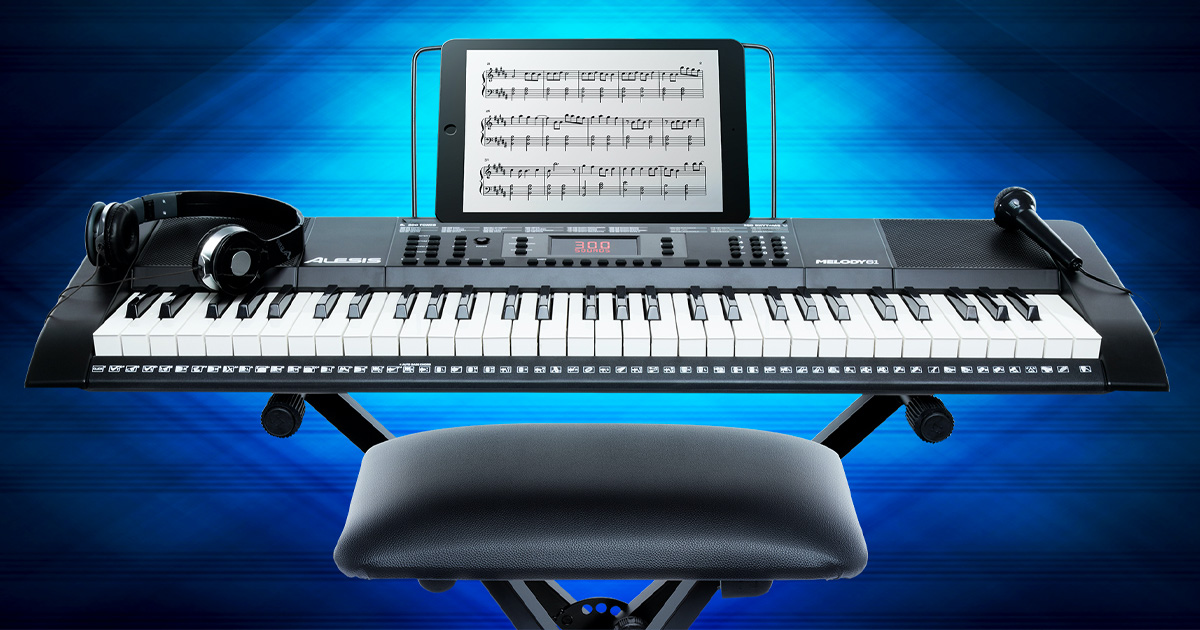 Alesis Harmony 61 è un piano digitale economico per imparare a suonare con 300 suoni, funzioni layer e split. Insieme alla tastiera nella confezione troverai uno stand a X, un panchetto, leggio per spartiti, microfono, cuffie e alimentatore