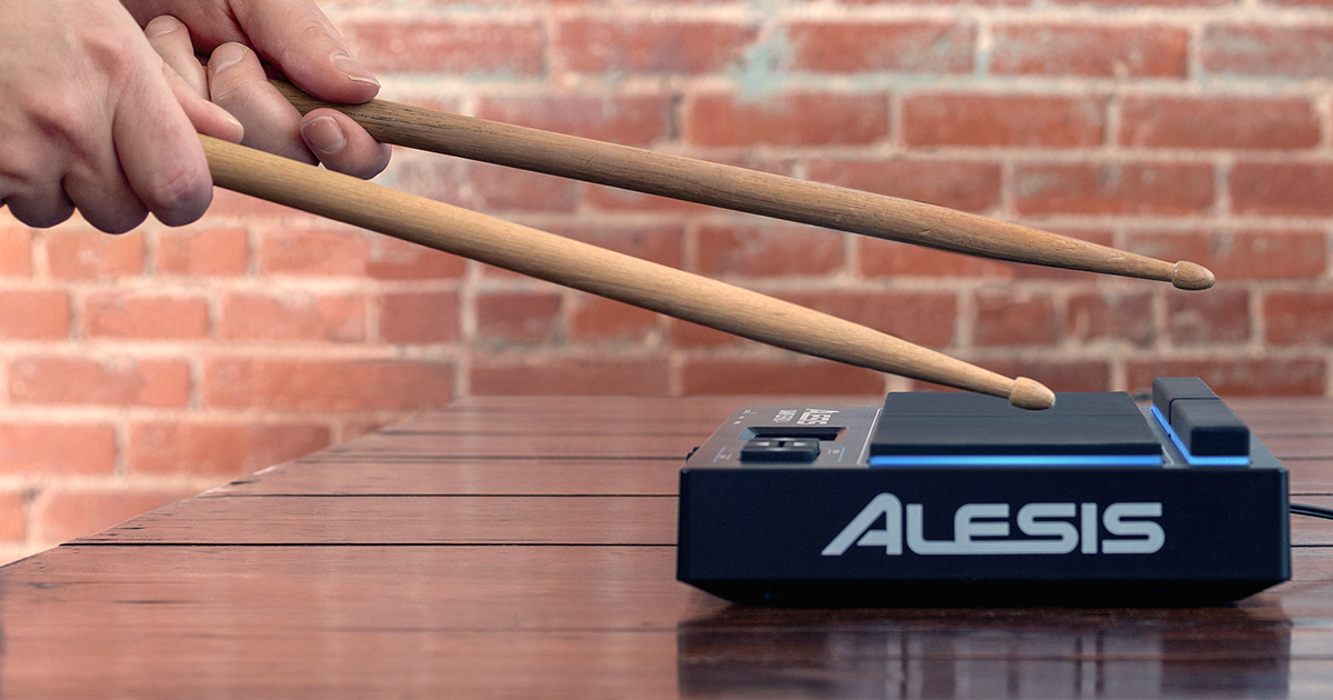  ALESIS SAMPLE PAD 4 è una percussione a pad in gomma a 4 zone retroilluminate da led di colore blu, dotata di 10 kit pronti all'uso basati su una wavetable integrata da 25 suoni di batteria, piatti e percussioni accessibile e suonabile anche tramite la porta USB per l'invio dei dati MIDI generati dai pad.