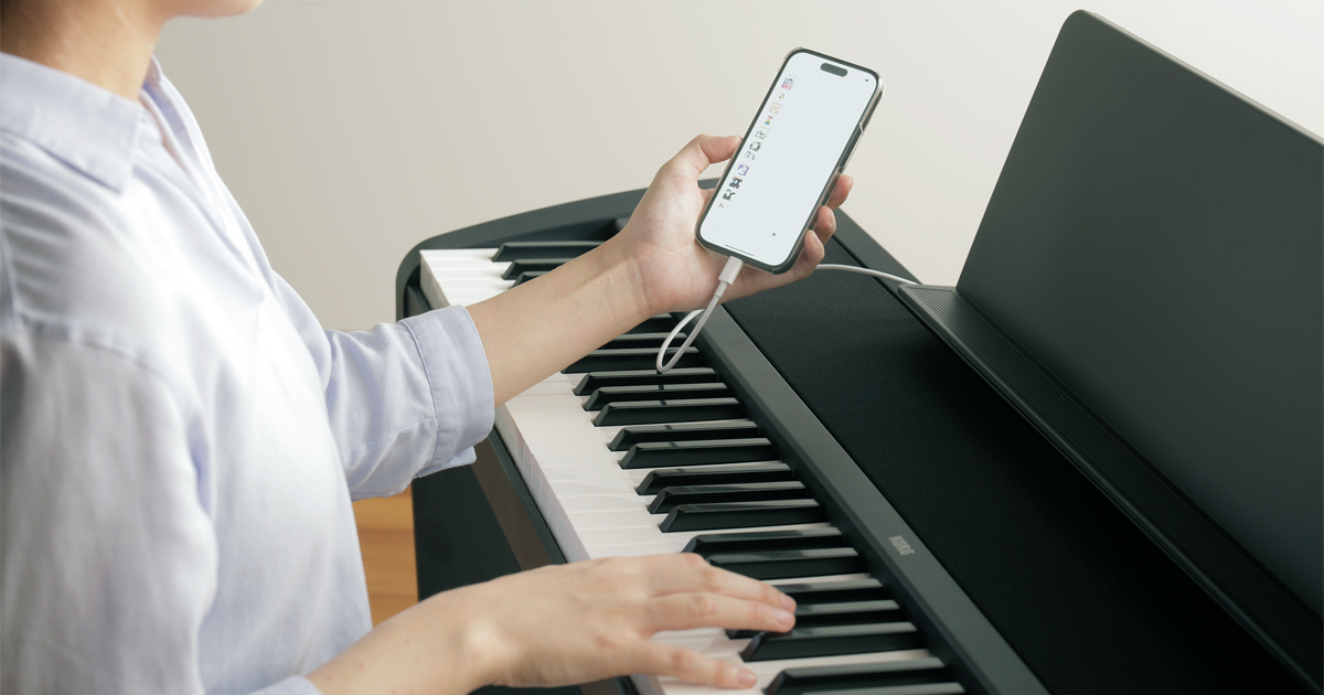 collega B2+ BK tramite la sua porta USB-C direttamente a smartphone, tablet o computer per utilizzare software musicali, registrare o controllare moduli sonori esterni. È anche possibile riprodurre l'audio dal tuo dispositivo esterno attraverso gli altoparlanti del pianoforte.