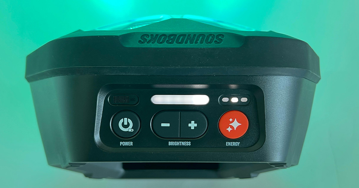 L'interfaccia utente di Lightboks è semplice ed intuitiva, da qui abbiamo accesso immediato ai controlli della luminosita, dei livelli di intensità 'ENERGY' e ovviamente alla funzione di accensione e spegnimento. Troviamo anche un microfono che gli permette di interagire con tutte le sorgenti sonore.