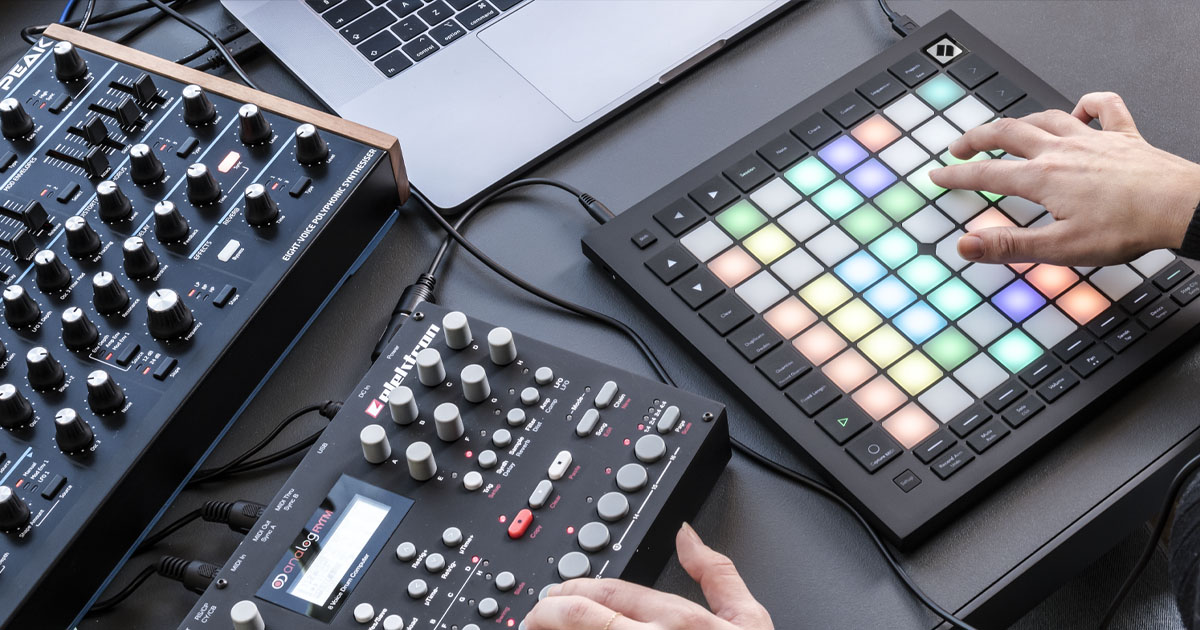 Novation Launchpad: MIDI USB controller a matrice di pad per Ableton Live, Logic Pro. Compatibilità con MacOS, Windows e iOS.