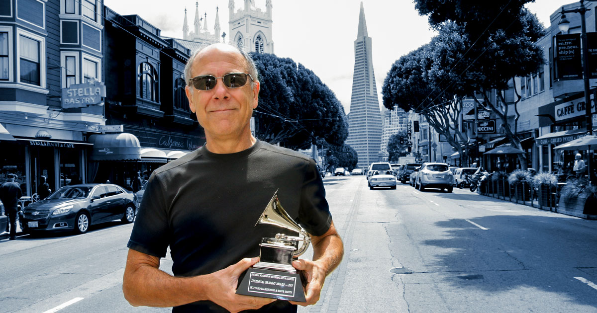 Dave Smith con il Technical GRAMMY Award assegnatogli nel 2013 dalla Recording Academy per l’importante contributo nello sviluppi del MIDI