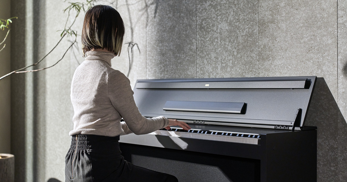E1 Air BK di casa KORG è un pianoforte digitale dal design moderno ed elegante che consente la sua integrazione in ogni tipologia di arredamento. 