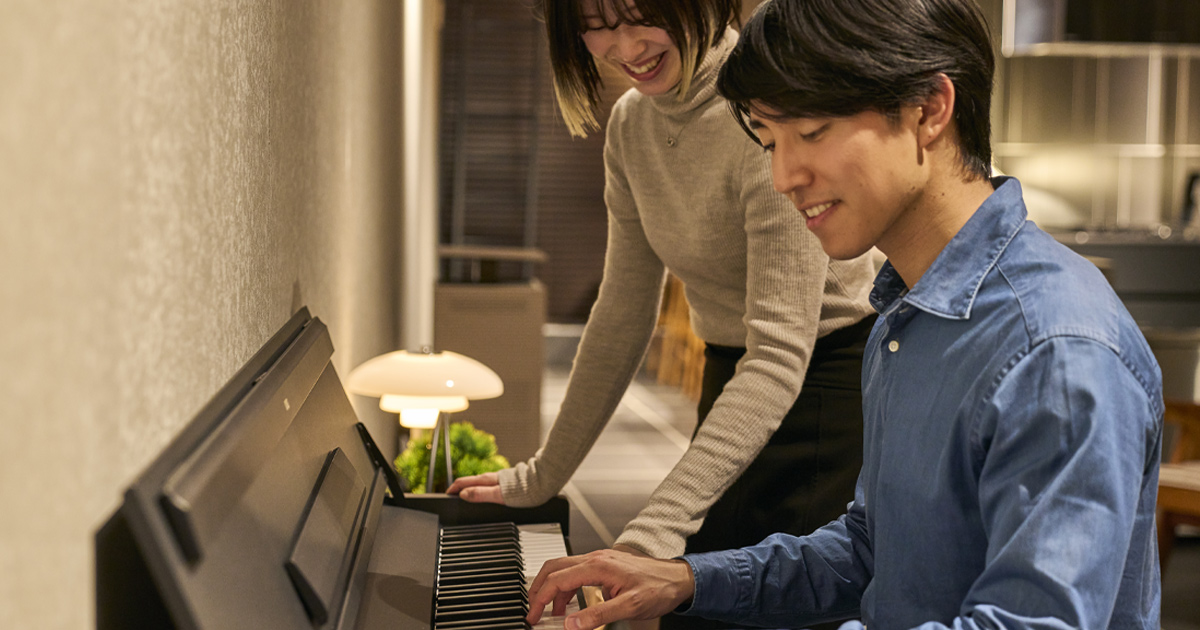 E1 AIR è caratterizzato da un design essenziale e minimalista, con una finitura nera opaca che nasconde  la sua identità di pianoforte digitale. Profondo appena 35 cm, si adatta perfettamente anche agli spazi più contenuti.