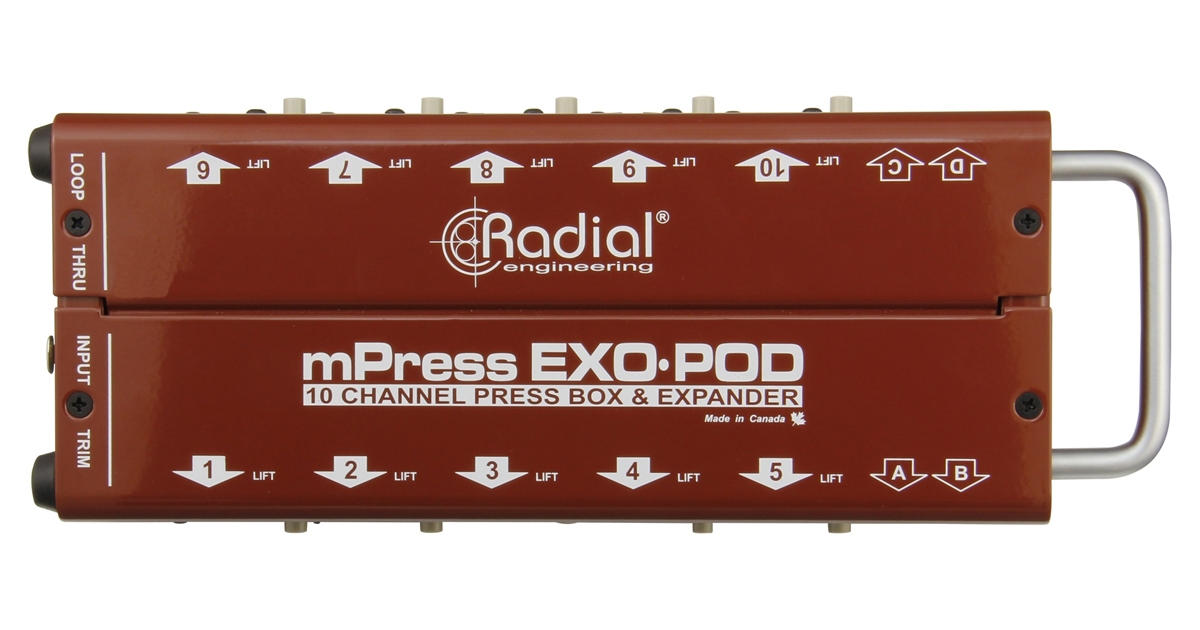 Exo Pod Floor-Box compatta è realizzata in acciaio calibro 14 che garantisce resistenza alle sollecitazioni dei tour e protezione dai campi magnetici generati da dimmer, trasformatori e cavi elettrici. Il paracolpi protegge i connettori e il trim, mentre la maniglia in acciaio ne facilita il trasporto.