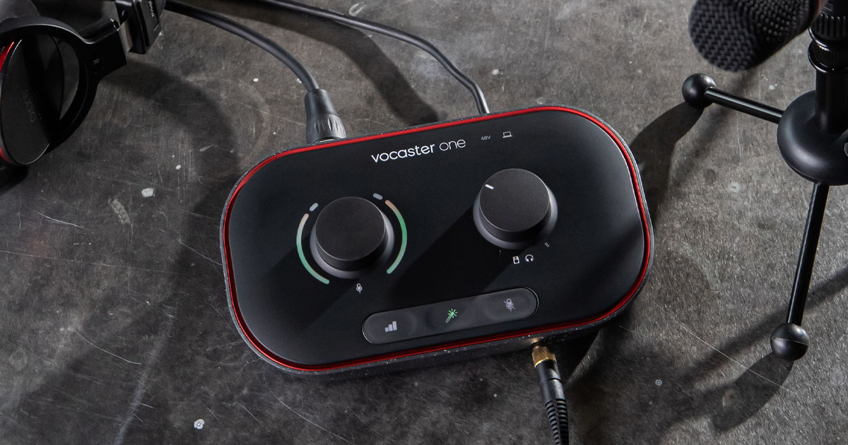 Focusrite Vocaster One, interfaccia audio USB professionale per podcaster, content creator e speaker. Un ingresso microfonico XLR con preamplificatore estremamente potente (fino a +70dB di gain), supporta microfoni a condensatore grazie all’alimentazione Phantom, uscita stereo (L e R) su jack da ¼” bilanciati, uscita cuffia, un’uscita TRS mini-jack per la connessione diretta all’ingresso audio delle videocamere e una presa TRRS (da 3.5mm) per il collegamento di smartphone o tablet