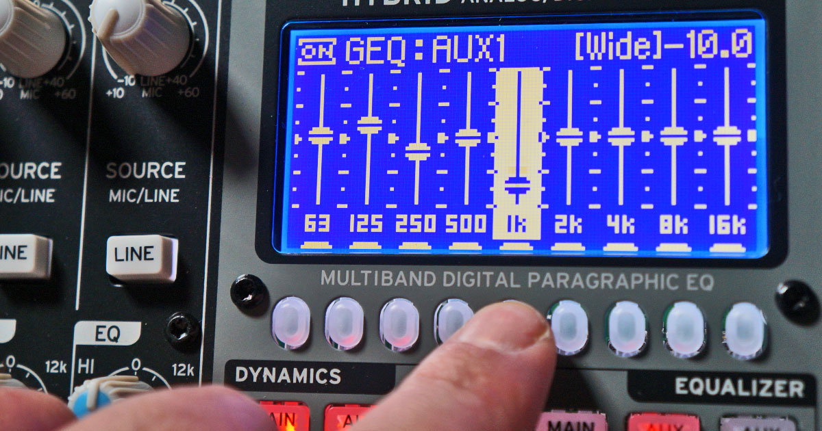 Ecco la schermata principale di uno degli EQ paragrafici che abbiamo a disposizione, tutti i controlli sono ad accesso diretto, basta selezionare la banda di frequenza e agire sul dial per enfatizzarla o attenuarla. Il filtro agisce con un Gain di +/- 15db e due ampiezze di banda WIDE: 2 Oct. e Narrow 1/3 Oct. L'equalizzatore è un tipo di dispositivo dalla duplice natura, correttiva e creativa. Usato sul MASTER L/R agendo su determinate frequenze può ad esempio servire a dare un colore e un impatto Extra alla vostra band, nello stesso tempo usato nei monitor può linearizzare la loro risposta o renderla più adatta alle vostre esigenze d'ascolto.