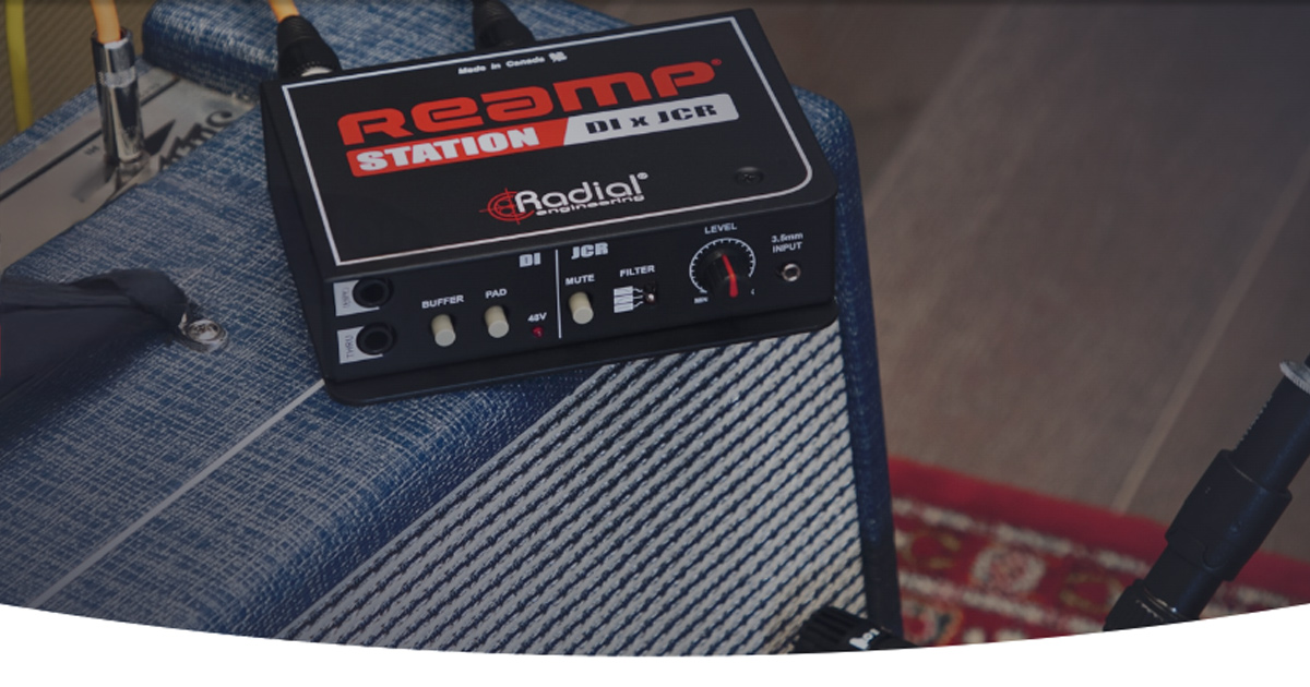 Reamp® Station di Radial Engineering unisce in un unico dispositivo le caratteristiche una DI box attiva e del rinomato Reamper JCR. E' il partner ideale per registrazioni di elevata qualità e reamping professionale. Dispone di connessioni avanzate, design compatto e funzionalità innovative, in grado di semplificare il flusso di lavoro permettendo di sperimentare nuove possibilità creative in studio.