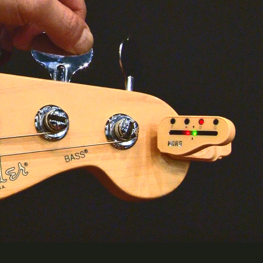  /></p><br><h4><strong>Accordatore Clip-on con la forma della paletta del tuo strumento</strong></h4><br><p><strong>Headtune</strong> è stato progettato con la forma corrispondente a quella tipica della paletta di chitarra, basso, e ukulele. Suonando una singola corda, il pickup piezo incorporato rileva istantaneamente la sua intonazione. A questo punto, si illuminano 2 tipi di LED: il primo indica la corda e la posizione della chiavetta da regolare, il secondo indica l'accordatura corrente della corda. L'uso estremamente facilitato rende Headtune lo strumento ideale per i principianti, dato che è possibile accordare lo strumento senza ricordare il nome di ogni corda.</p><br><p><em>* L'HT-U1 il modello per ukulele, rileva anche il 
