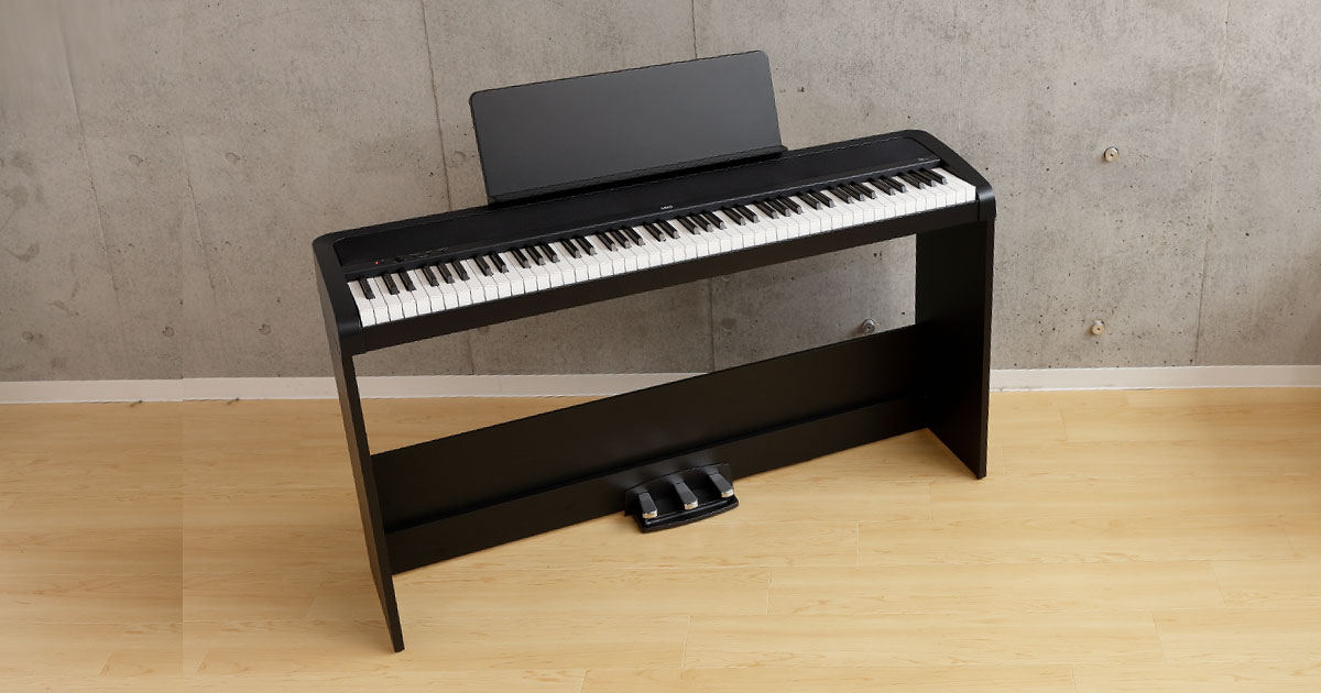  B2SP-BK è il modello della linea con il supporto in legno dedicato e l'unità 3 pedali PU-2 in dotazione. Questo strumento appartiene a una nuova generazione di pianoforti digitali KORG