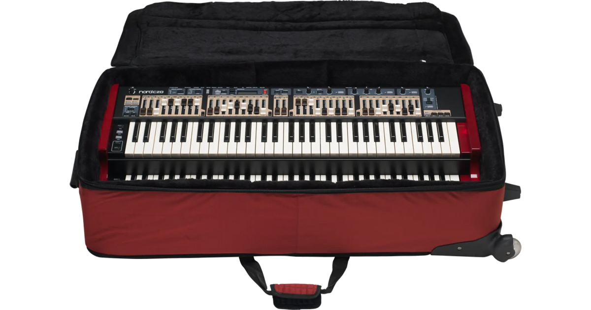 Nord Soft Case Organ la custodia imbottita trolley che offre protezione e praticità di trasporto per il tuo Nord Organ 3, ideale per prove tasferte e Tour, è dotata di ruote e maniglie ed arricchita da una tasca esterna capiente dove riporre il leggio Music Stand EX e tutti i tuoi cavi.