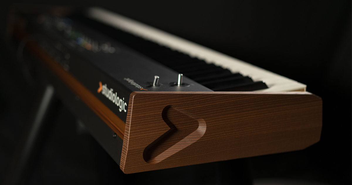 Un dettaglio laterale di NUMA X PIANO GT con gli eleganti fianchi in legno