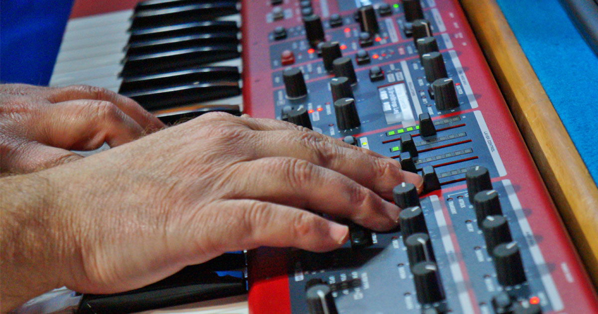 Nord Wave 2 è un performing synthesizer multi sintesi con 4 moduli indipendenti concepito per l'uso dal vivo