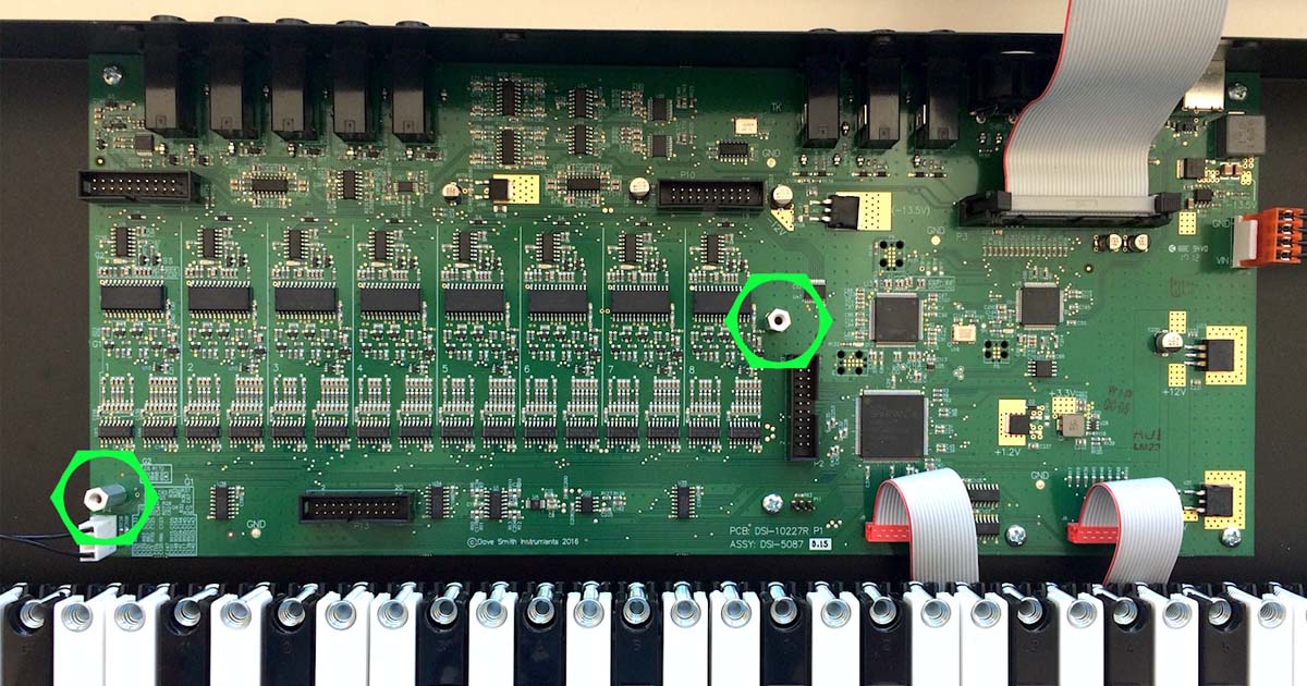 Installazione Expander Kit per il synth Sequential Rev 2 a 8 voci: inserire i bulloncini distanziatori di fissaggio sulla scheda madre