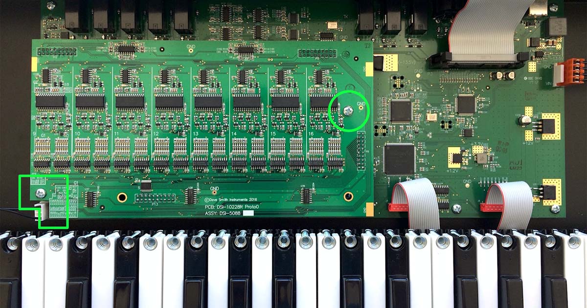 Installazione Expander Kit per il synth Sequential Rev 2 a 8 voci: inserire la scheda di espansione sulla scheda madre