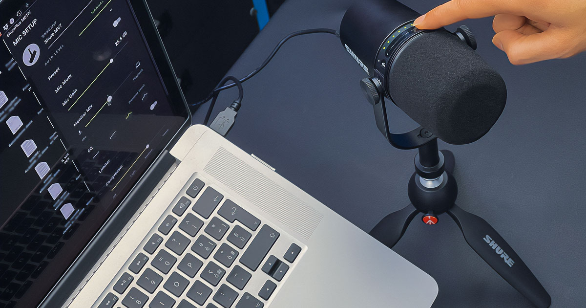 ILo Shure MV7 Podcast Kit collegato ad un computer ed utilizzato insieme all’app desktop gratuita SHURE PLUS MOTIV che consente di gestire equalizzazione, compressione, limiter e attivare la modalità Auto Level. 