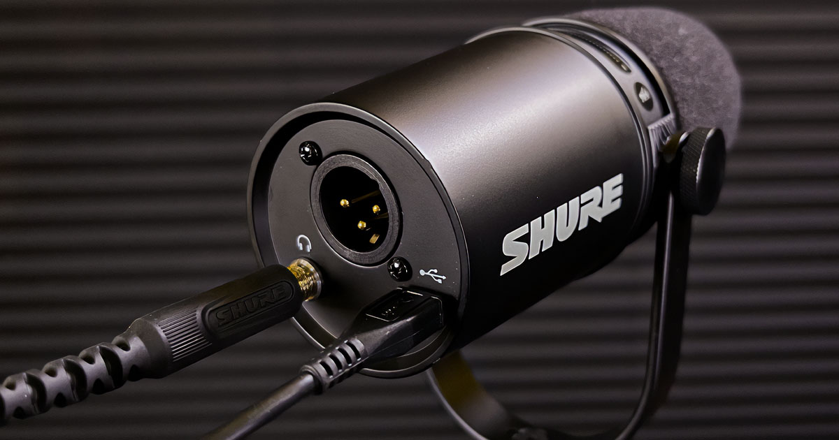 Le connessioni del microfono Shure MV7: uscita micro USB B per collegamento dell’interfaccia audio integrata a computer PC, Mac e device iOS e Android. Uscita cuffia minijack per il monitoring diretto e l’ascolto dell’audio riprodotto dai software e dalle app musicali. Uscita XLR per connessione diretta a mixer e schede audio professionali.